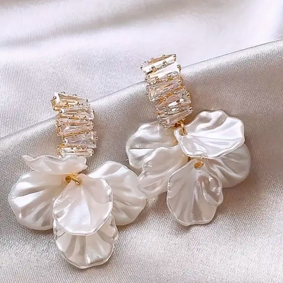 💥2 for $18💥 Beautiful Sterling and Cz drop floral earrings! - Picture 4 of 4